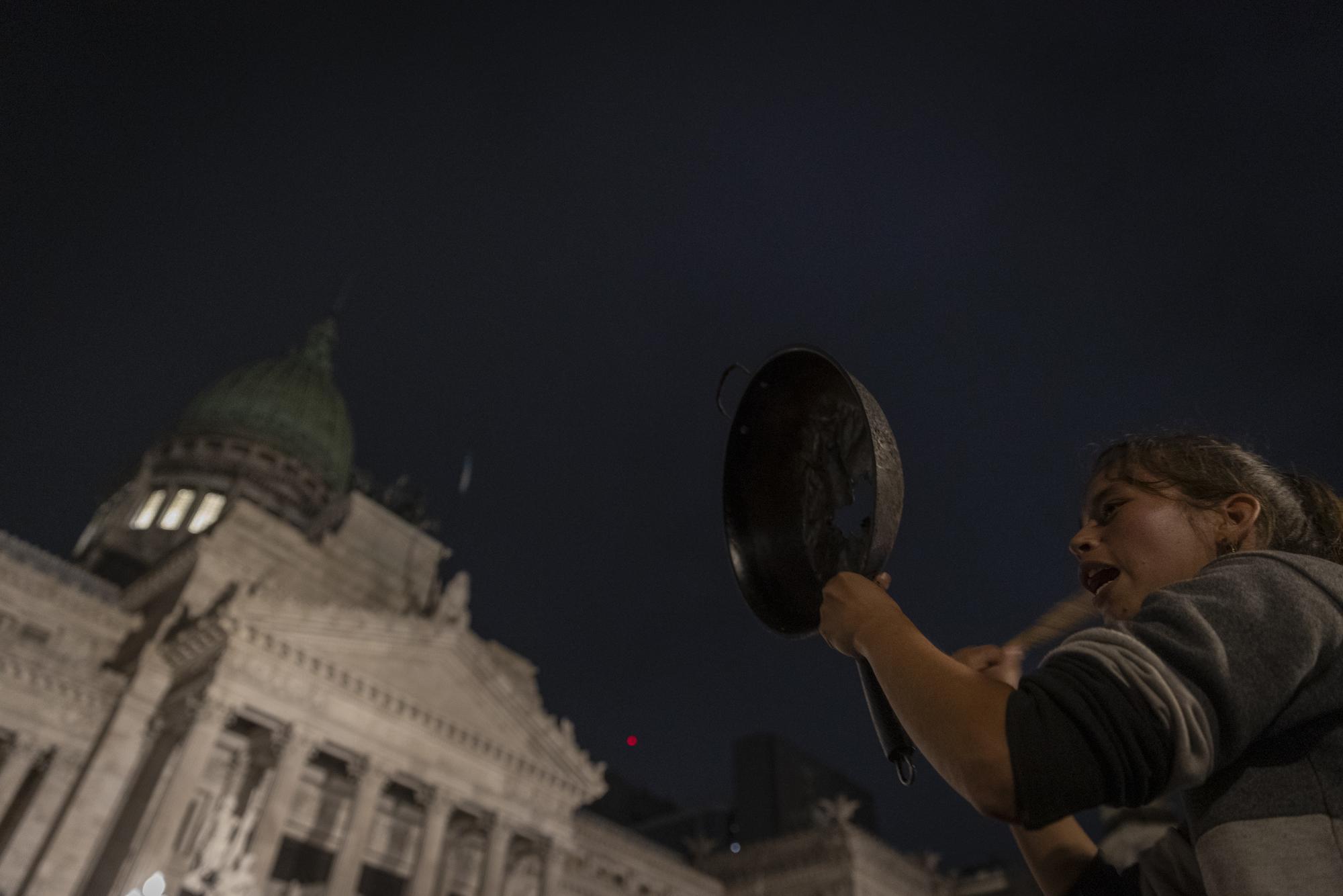 Cacerolazo para protestar contra el Decreto de Necesidad y Urgencia (DNU) anunciado por el presidente Javier Milei. - 23